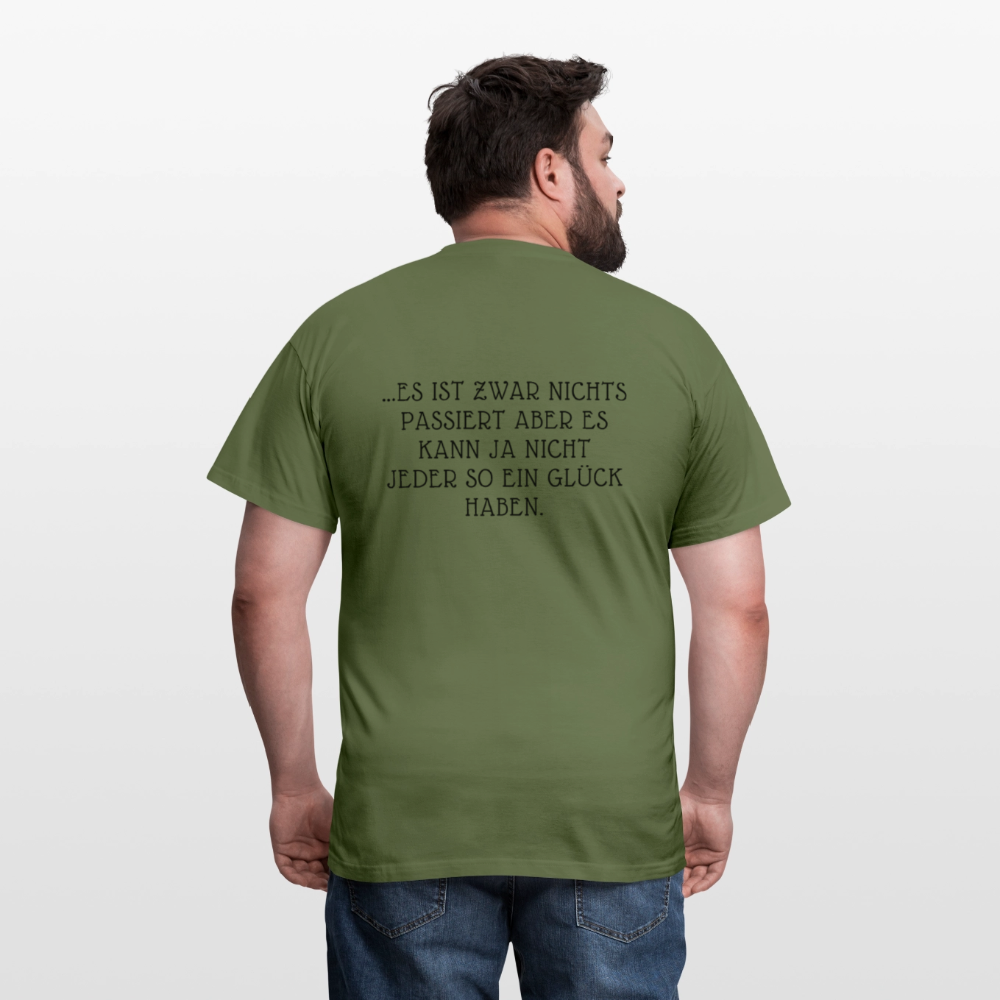 „Heute gedenken wir der Menschen…“ – mit Rückseite: „…es ist zwar nichts passiert“ - Männer Shirt - Militärgrün