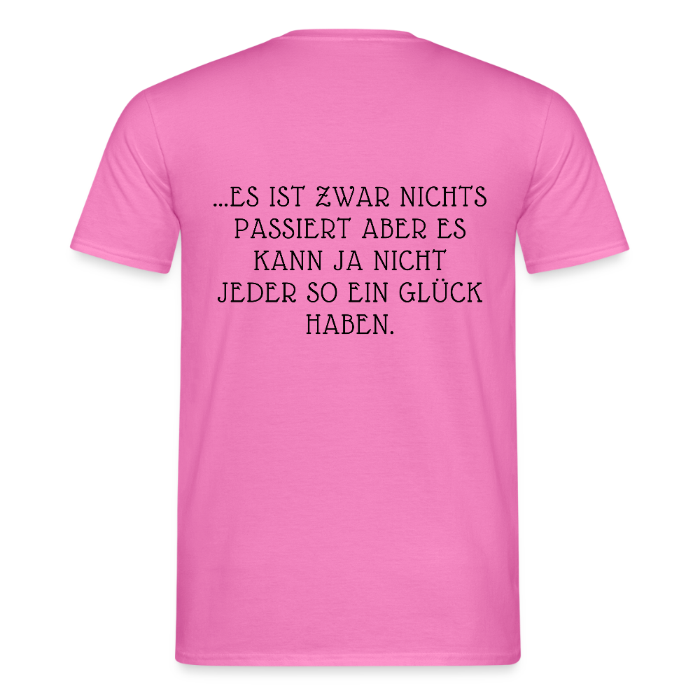 „Heute gedenken wir der Menschen…“ – mit Rückseite: „…es ist zwar nichts passiert“ - Männer Shirt - Pink