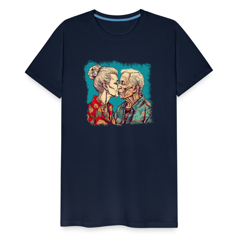 Küssendes Best Ager Pärchen mit Hawaiihemden - Männer T-Shirt - Navy