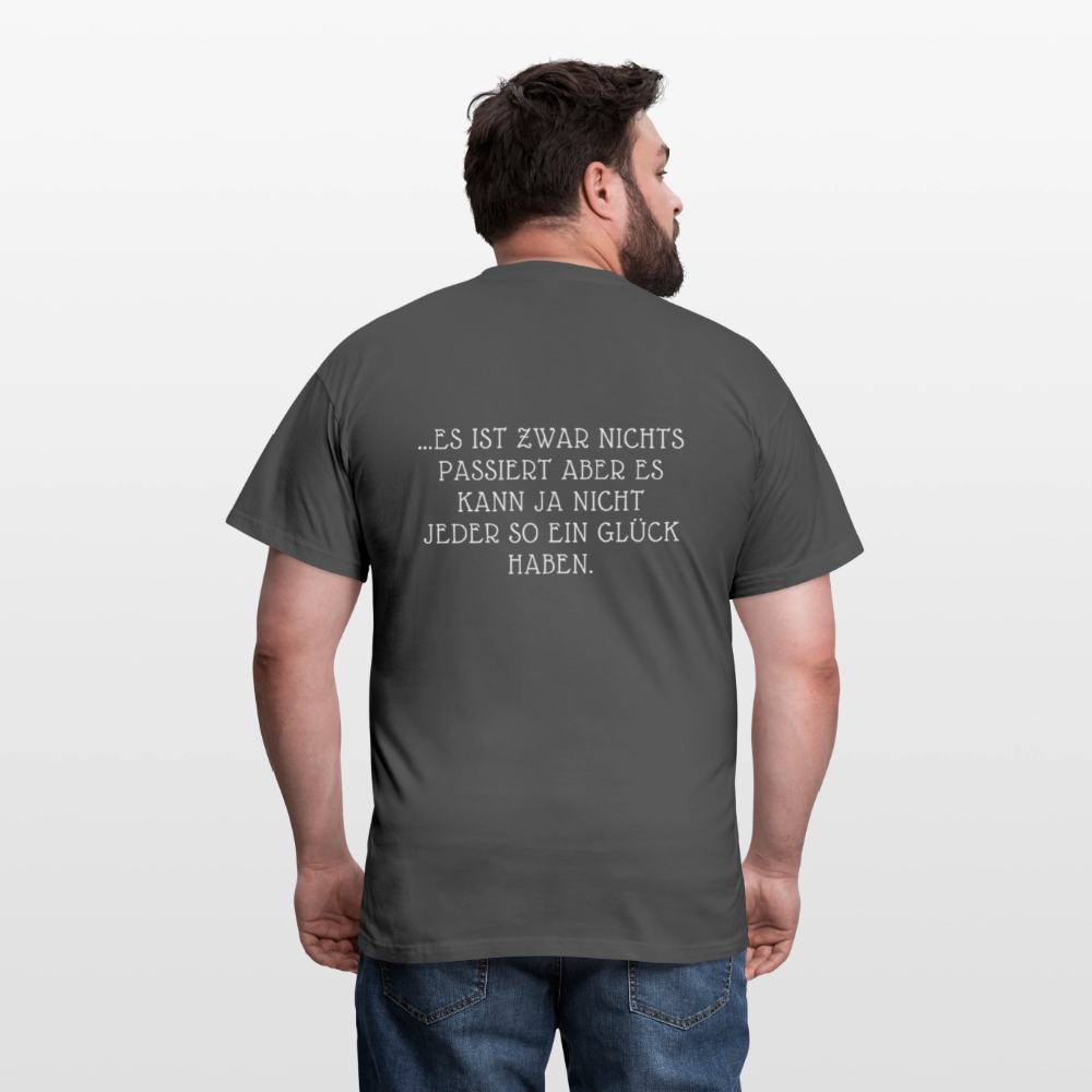 „Heute gedenken wir der Menschen…“ – mit Rückseite: „…es ist zwar nichts passiert“ - Männer Shirt - Anthrazit