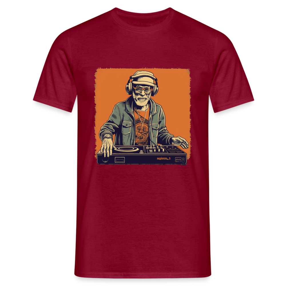 Cooler alter Mann als DJ mit Brille, Mütze und Kopfhörern - Männer T-Shirt - Ziegelrot