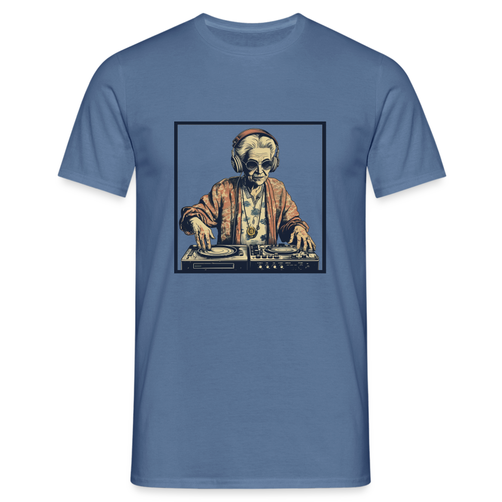 Coole alte Lady als DJane mit Kopfhörern - Männer T-Shirt - Taubenblau