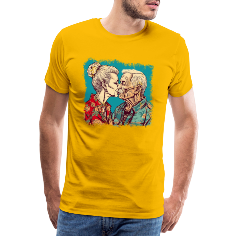 Küssendes Best Ager Pärchen mit Hawaiihemden - Männer T-Shirt - Sonnengelb