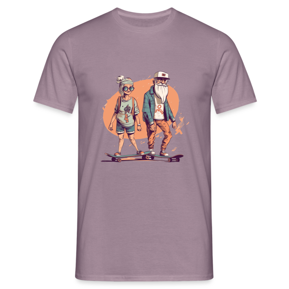 Cooles älteres Pärchen als Skater Hipster - Männer T-Shirt - Lilagrau