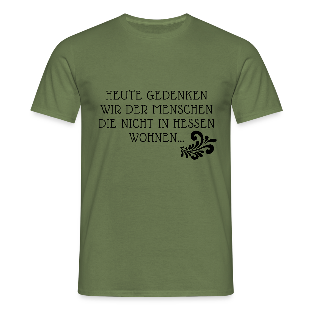 „Heute gedenken wir der Menschen…“ – mit Rückseite: „…es ist zwar nichts passiert“ - Männer Shirt - Militärgrün
