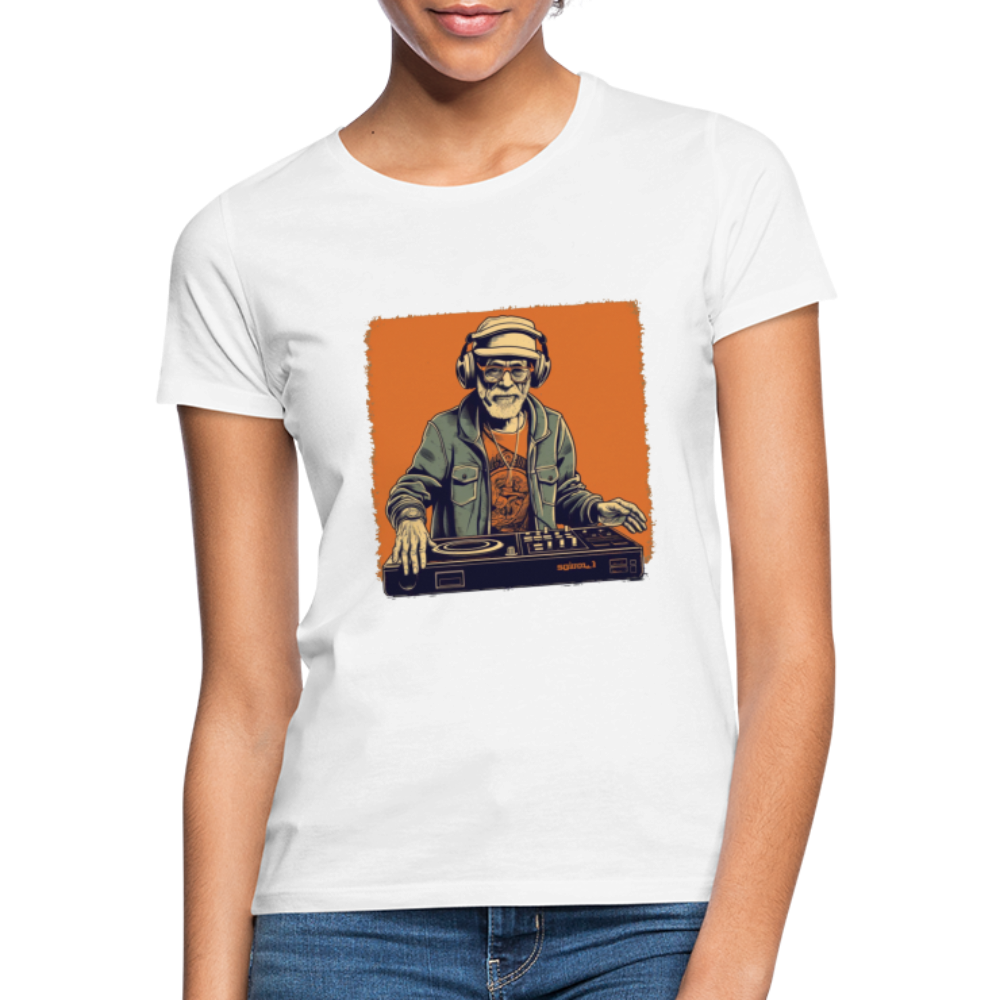 Cooler alter Mann als DJ mit Brille, Mütze und Kopfhörern - Frauen T-Shirt - Weiß