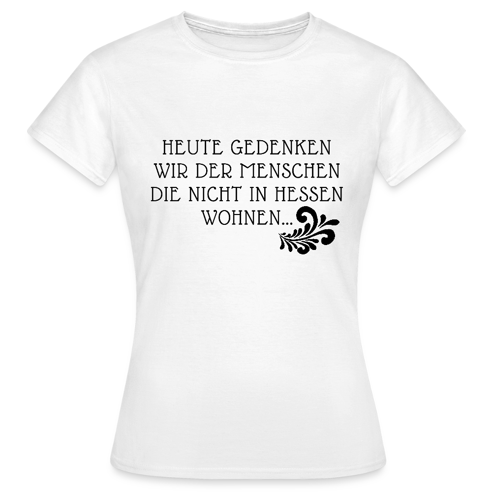 „Heute gedenken wir der Menschen…“ – mit Rückseite: „…es ist zwar nichts passiert“ - Frauen Shirt - Weiß