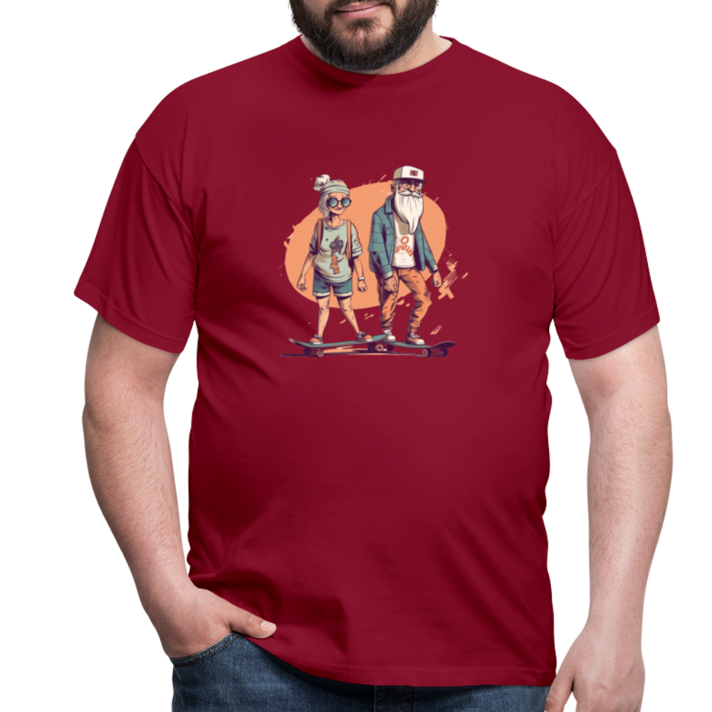 Cooles älteres Pärchen als Skater Hipster - Männer T-Shirt - Ziegelrot