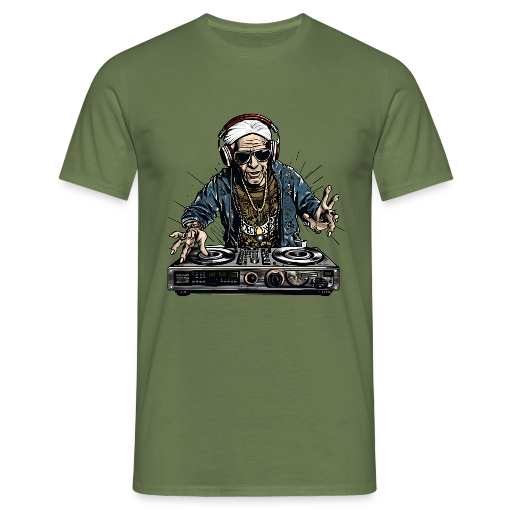 Cooler alter Mann als DJ Hipster mit Kopfhörern - Männer T-Shirt - Militärgrün