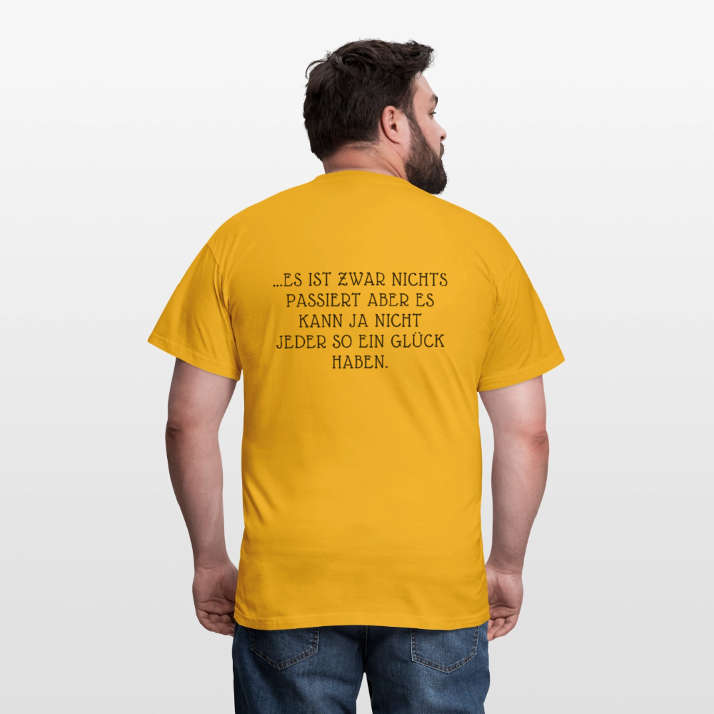 „Heute gedenken wir der Menschen…“ – mit Rückseite: „…es ist zwar nichts passiert“ - Männer Shirt - Gelb