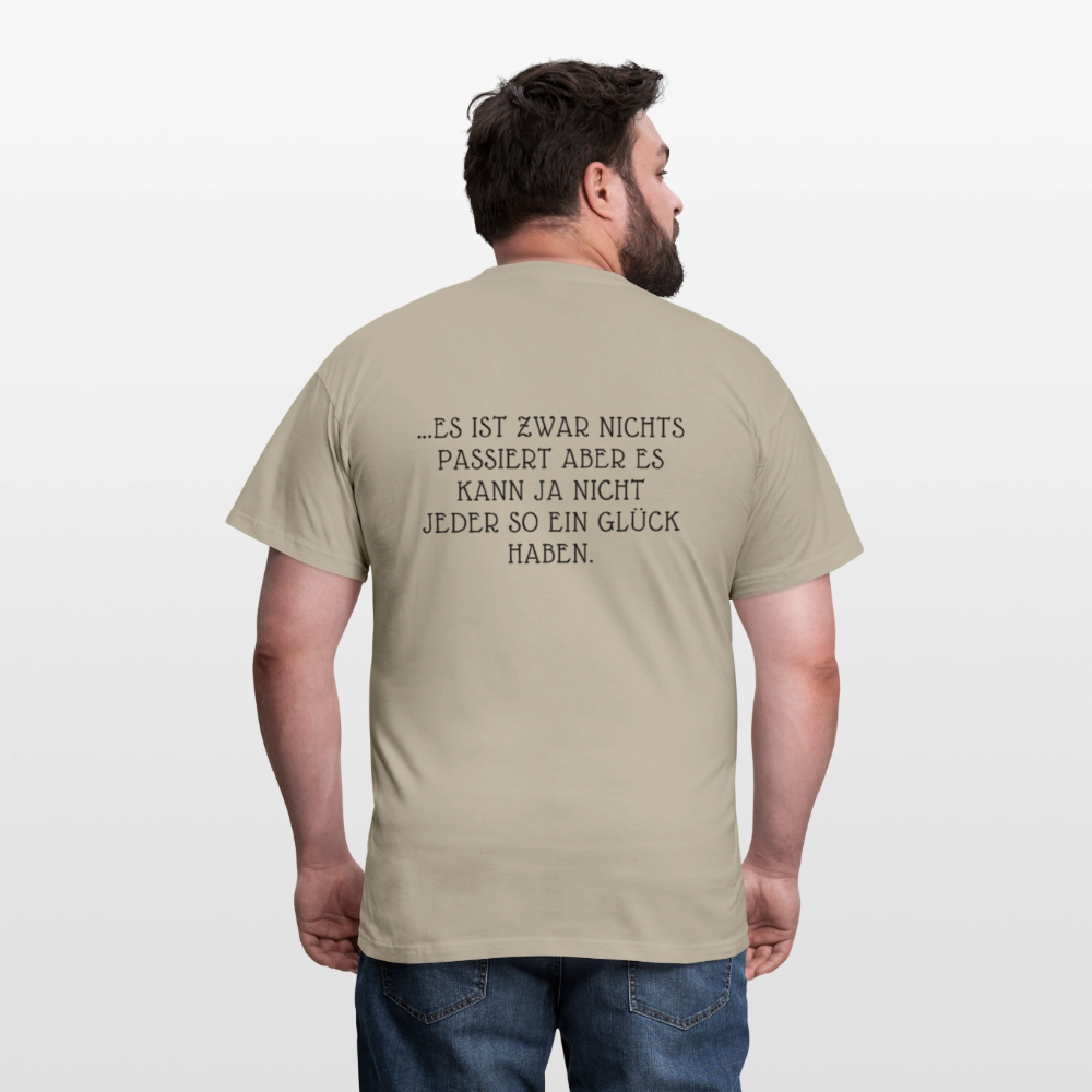 „Heute gedenken wir der Menschen…“ – mit Rückseite: „…es ist zwar nichts passiert“ - Männer Shirt - Sandbeige