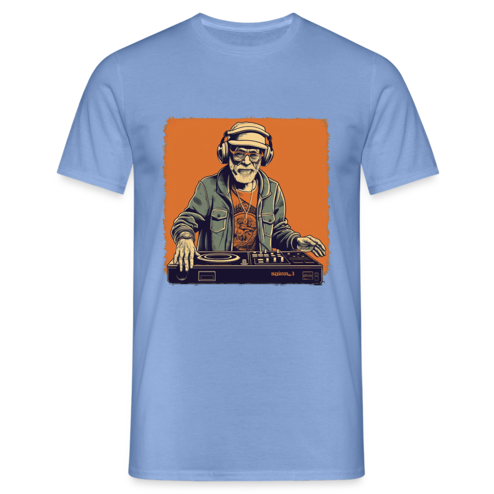 Cooler alter Mann als DJ mit Brille, Mütze und Kopfhörern - Männer T-Shirt - carolina blue