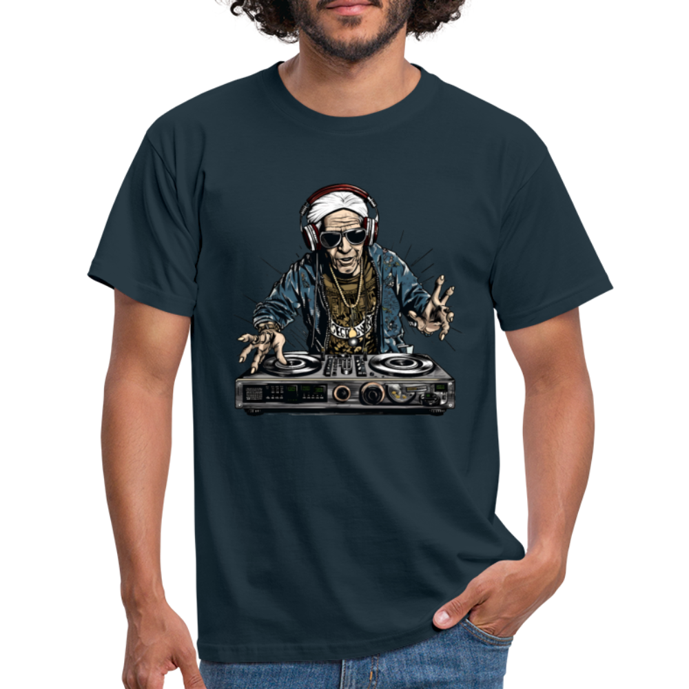 Cooler alter Mann als DJ Hipster mit Kopfhörern - Männer T-Shirt - Navy