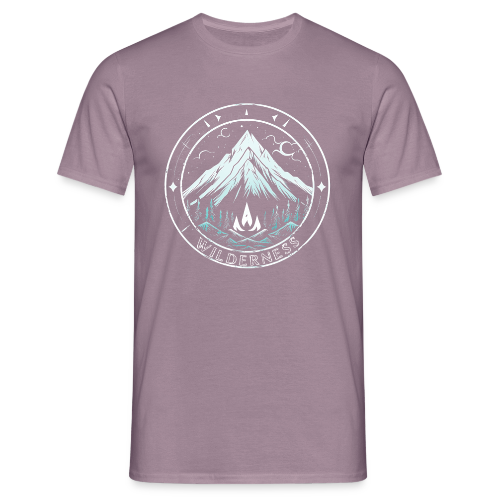 Cooles Wanderer Motiv mit Lagerfeuer - Männer T-Shirt - Lilagrau
