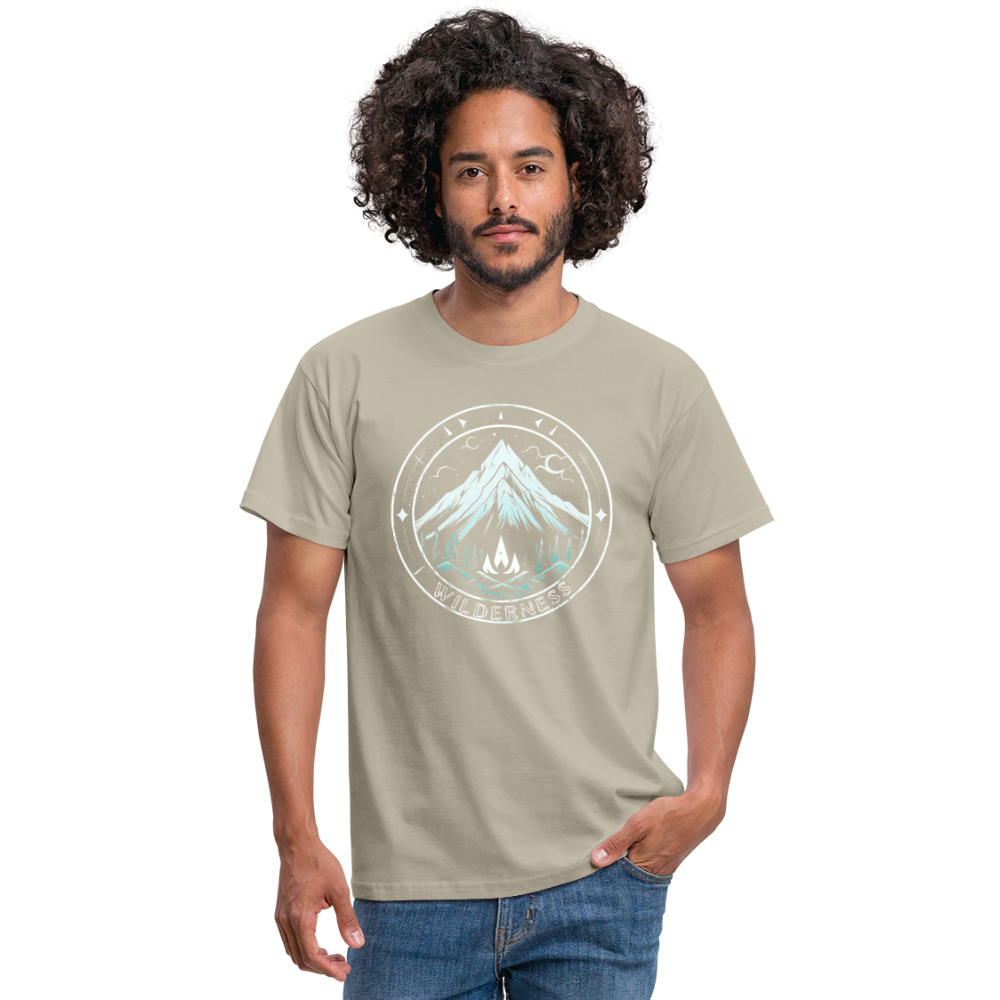 Cooles Wanderer Motiv mit Lagerfeuer - Männer T-Shirt - Sandbeige