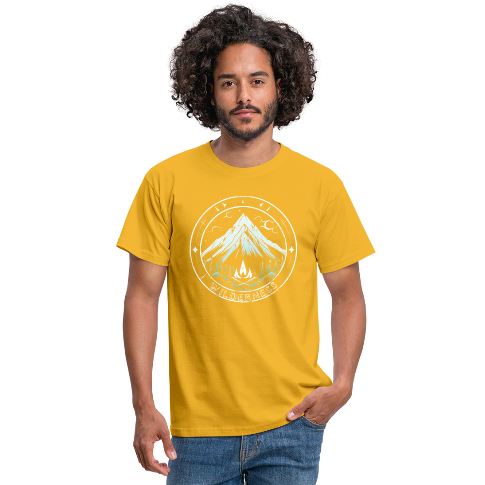 Cooles Wanderer Motiv mit Lagerfeuer - Männer T-Shirt - Gelb
