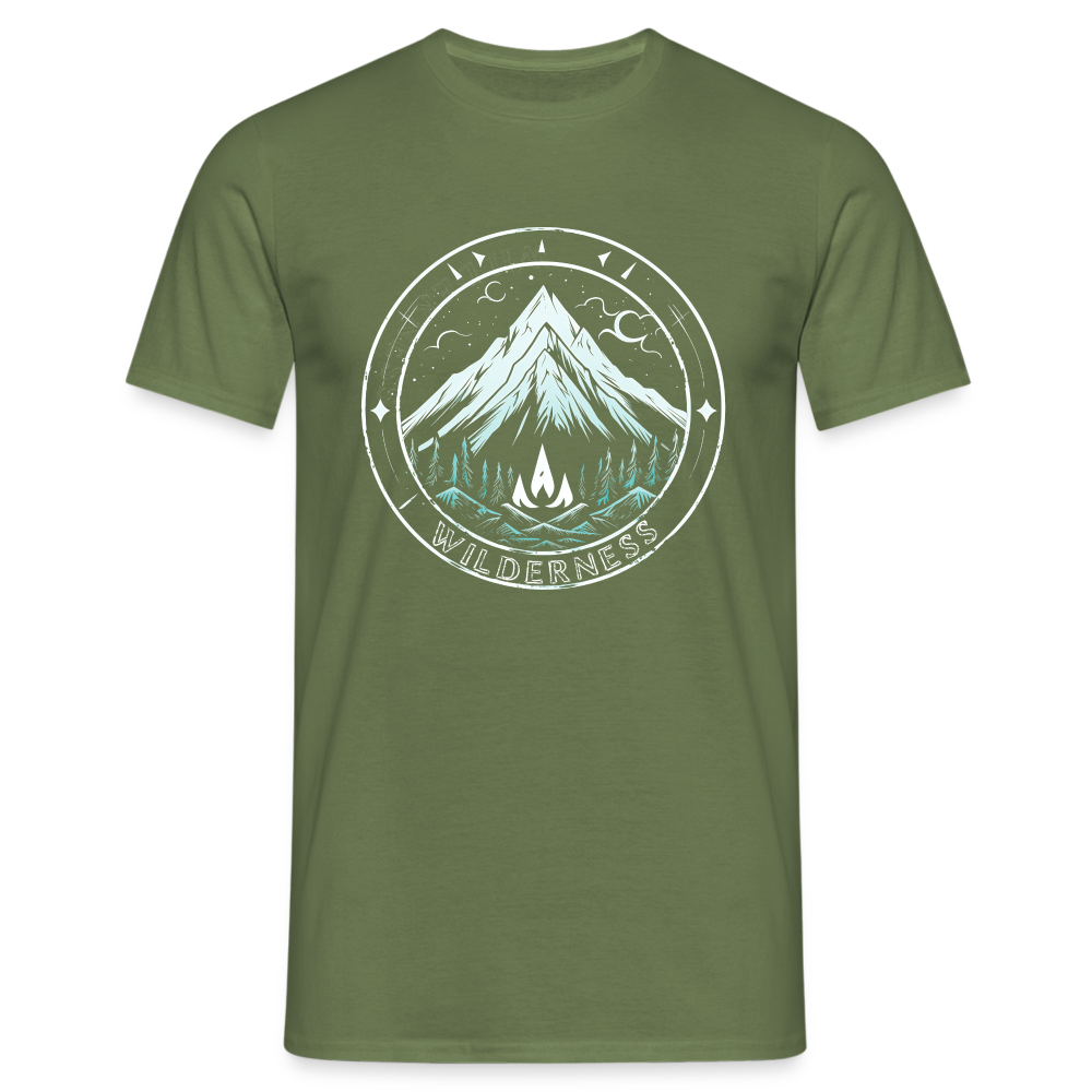 Cooles Wanderer Motiv mit Lagerfeuer - Männer T-Shirt - Militärgrün