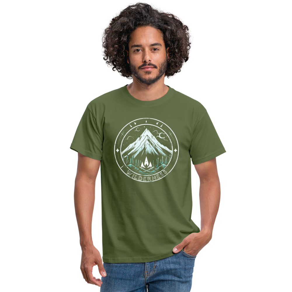 Cooles Wanderer Motiv mit Lagerfeuer - Männer T-Shirt - Militärgrün