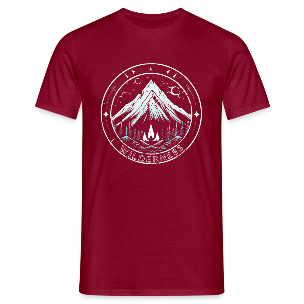 Cooles Wanderer Motiv mit Lagerfeuer - Männer T-Shirt - Ziegelrot