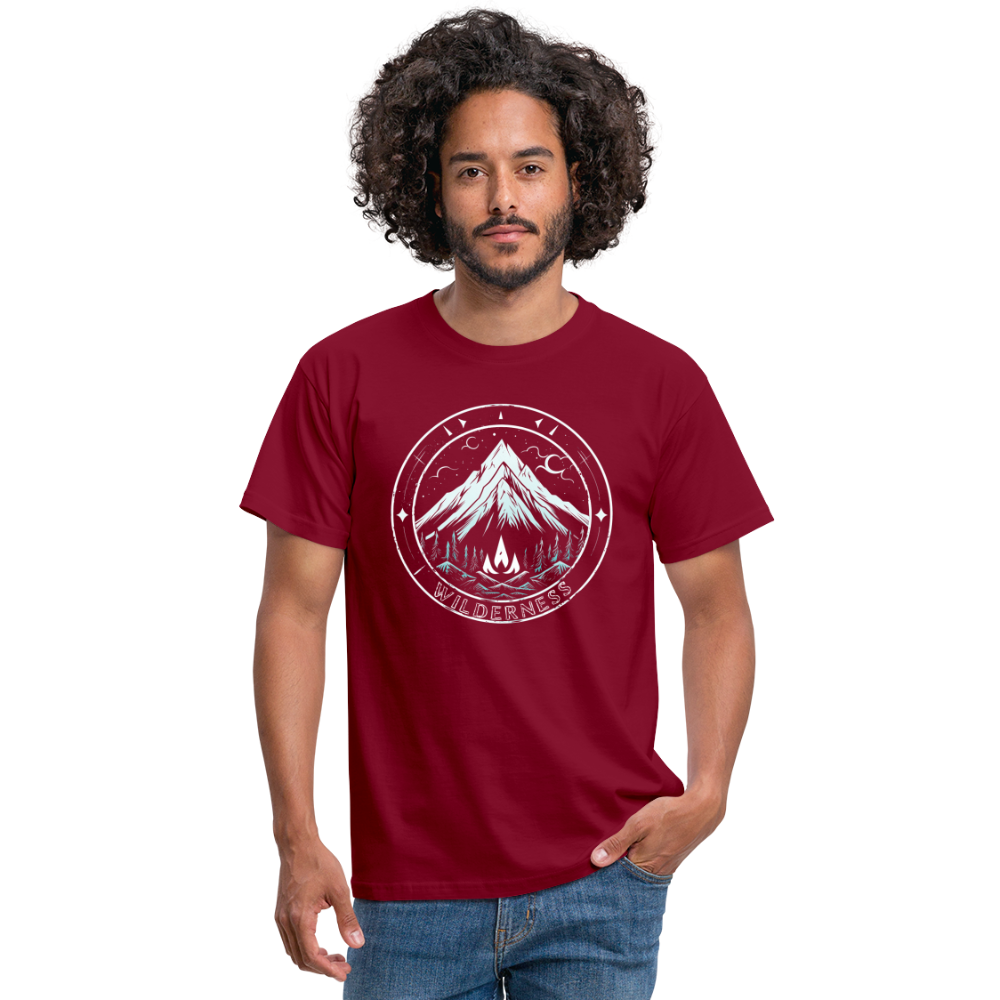 Cooles Wanderer Motiv mit Lagerfeuer - Männer T-Shirt - Ziegelrot