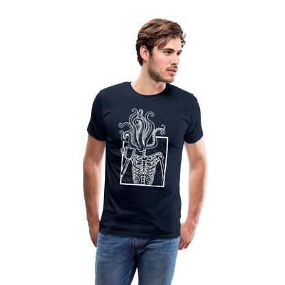 Kaffee trinkendes Skelett mit Tentakel Kopf - Männer Premium T-Shirt - by Artful Alchemist