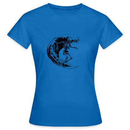 Cooles Surfer Skelett - Frauen T-Shirt - by Artful Alchemist