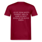 „Heute gedenken wir der Menschen…“ – mit Rückseite: „…es ist zwar nichts passiert“ - Männer Shirt - Ziegelrot