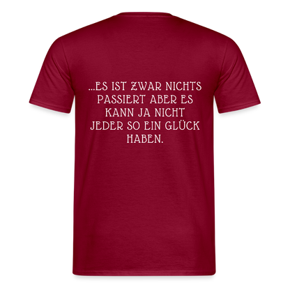„Heute gedenken wir der Menschen…“ – mit Rückseite: „…es ist zwar nichts passiert“ - Männer Shirt - by Artful Alchemist