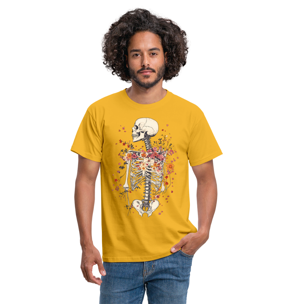 Skelett mit zarten Blumen im Boho Look - Männer T-Shirt - Gelb