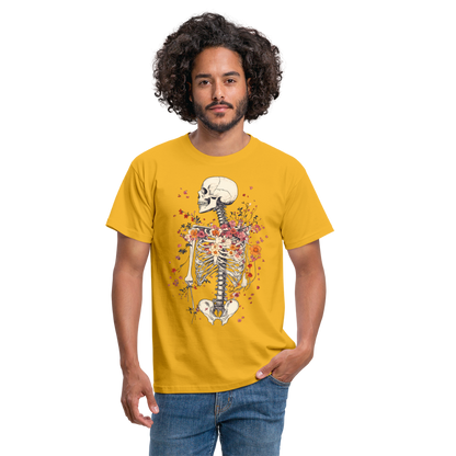 Skelett mit zarten Blumen im Boho Look - Männer T-Shirt - by Artful Alchemist