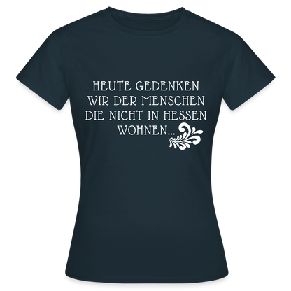 „Heute gedenken wir der Menschen…“ – mit Rückseite: „…es ist zwar nichts passiert“ - Frauen Shirt - by Artful Alchemist