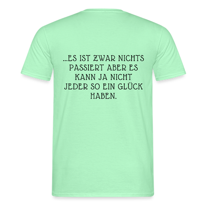 „Heute gedenken wir der Menschen…“ – mit Rückseite: „…es ist zwar nichts passiert“ - Männer Shirt - by Artful Alchemist