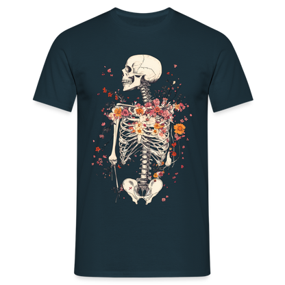 Skelett mit zarten Blumen im Boho Look - Männer T-Shirt - by Artful Alchemist