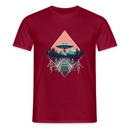 Retro UFO 80er Jahre Motiv - Surreale Skelette und Rolltreppe Richtung UFO - Männer T-Shirt - by Artful Alchemist