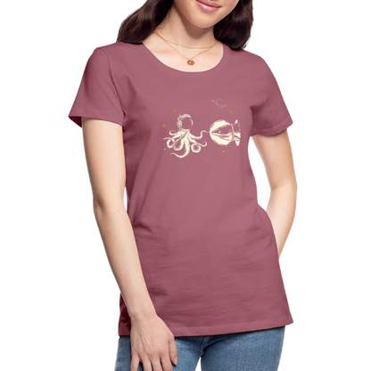 Begegnung zwischen Hai und Oktopus im Weltall - Frauen Premium T-Shirts - by Artful Alchemist