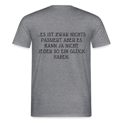 „Heute gedenken wir der Menschen…“ – mit Rückseite: „…es ist zwar nichts passiert“ - Männer Shirt - by Artful Alchemist