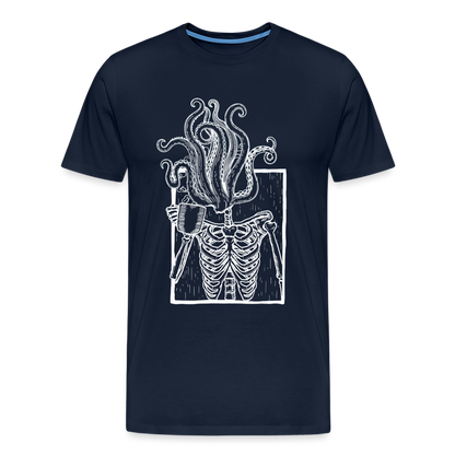 Kaffee trinkendes Skelett mit Tentakel Kopf - Männer Premium T-Shirt - by Artful Alchemist