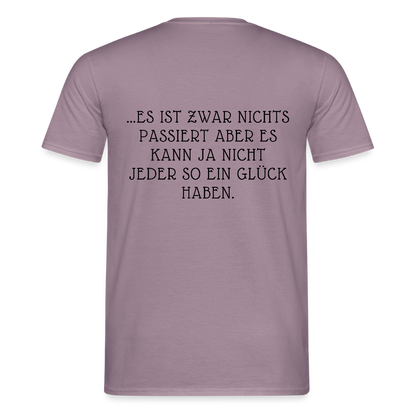 „Heute gedenken wir der Menschen…“ – mit Rückseite: „…es ist zwar nichts passiert“ - Männer Shirt - by Artful Alchemist