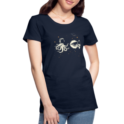 Begegnung zwischen Hai und Oktopus im Weltall - Frauen Premium T-Shirts - by Artful Alchemist