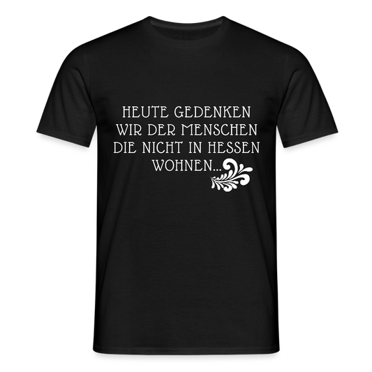 „Heute gedenken wir der Menschen…“ – mit Rückseite: „…es ist zwar nichts passiert“ - Männer Shirt - Schwarz