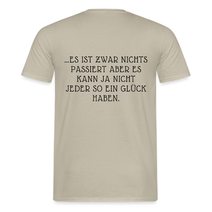 „Heute gedenken wir der Menschen…“ – mit Rückseite: „…es ist zwar nichts passiert“ - Männer Shirt - by Artful Alchemist