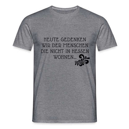 „Heute gedenken wir der Menschen…“ – mit Rückseite: „…es ist zwar nichts passiert“ - Männer Shirt - by Artful Alchemist