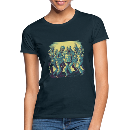 Tanzende Zombies - Gruseliges Zombie Motiv - Frauen T-Shirt - by Artful Alchemist