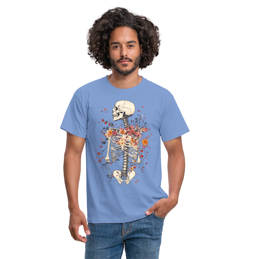 Skelett mit zarten Blumen im Boho Look - Männer T-Shirt - carolina blue