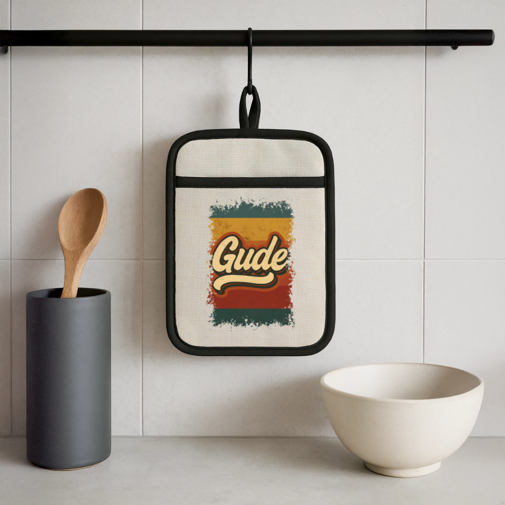 „Gude“ – Retro Look aus Hessen - Topflappen mit Gummirückseite - by Artful Alchemist