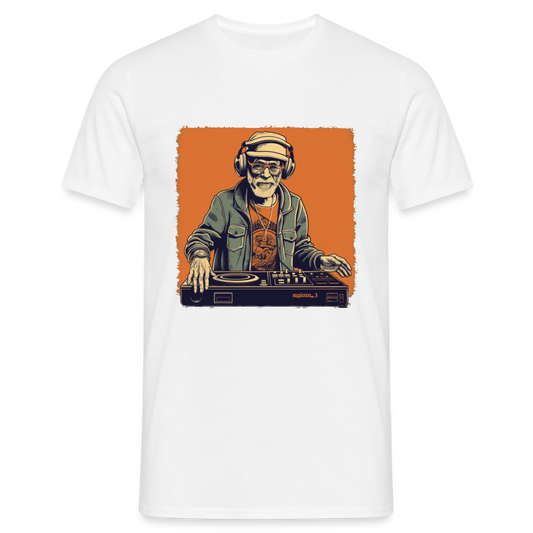 Cooler alter Mann als DJ mit Brille, Mütze und Kopfhörern - Männer T-Shirt - Weiß