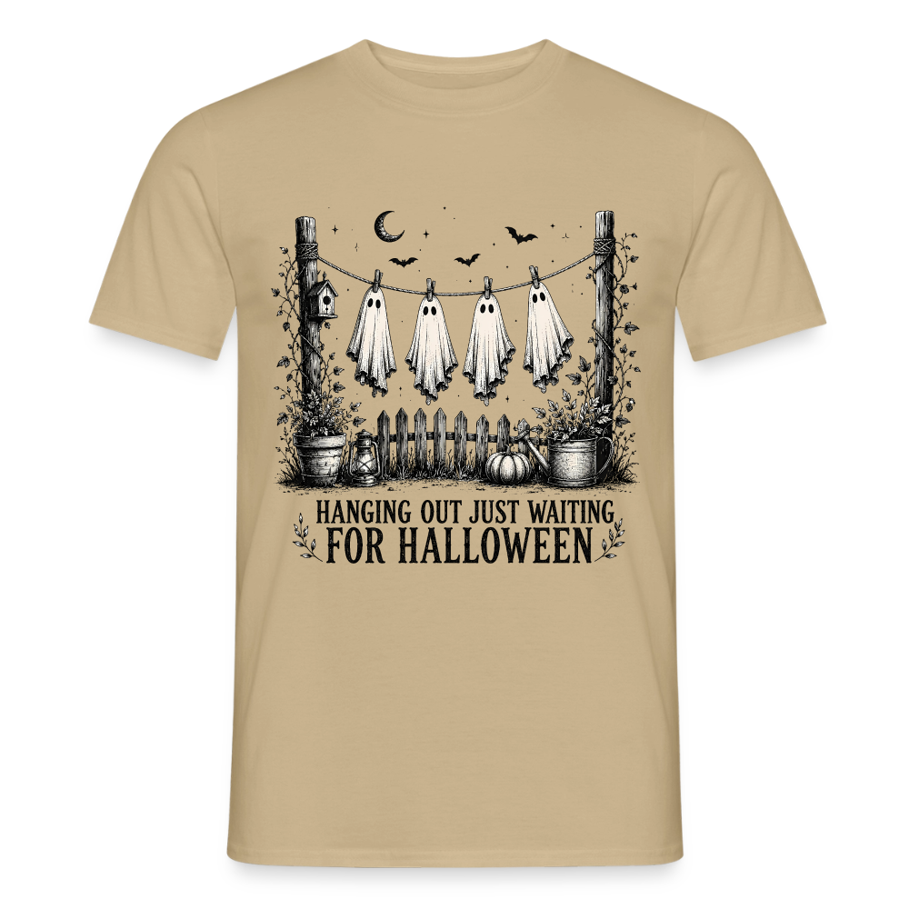 Hanging Out Just Waiting For Halloween - Männer T-Shirt - Sandbeige