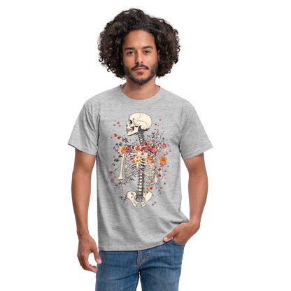 Skelett mit zarten Blumen im Boho Look - Männer T-Shirt - by Artful Alchemist