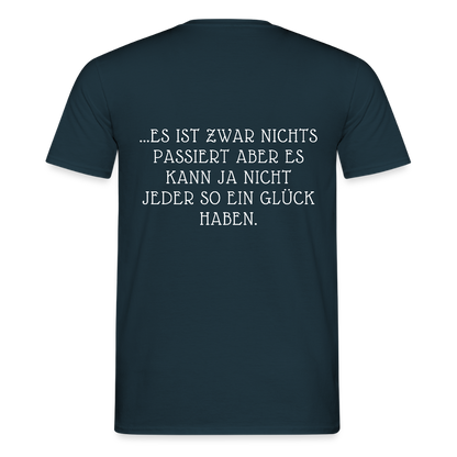 „Heute gedenken wir der Menschen…“ – mit Rückseite: „…es ist zwar nichts passiert“ - Männer Shirt - by Artful Alchemist