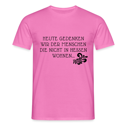 „Heute gedenken wir der Menschen…“ – mit Rückseite: „…es ist zwar nichts passiert“ - Männer Shirt - by Artful Alchemist